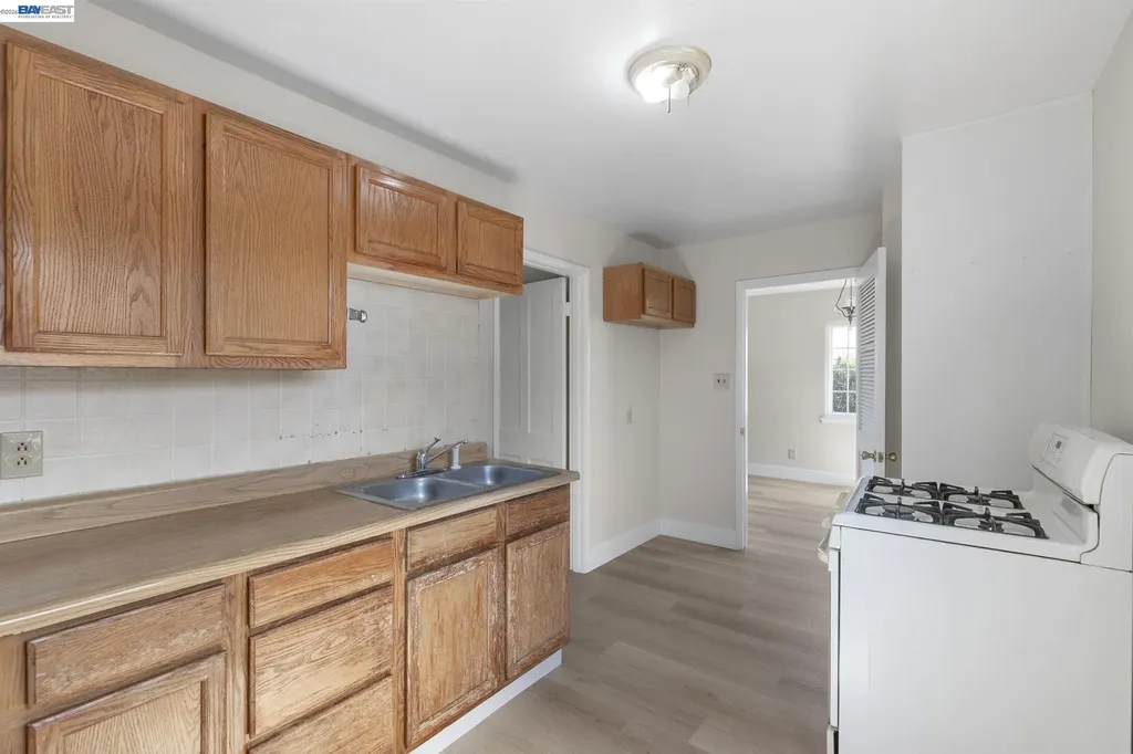 246 Tunis Road Oakland CA 94603