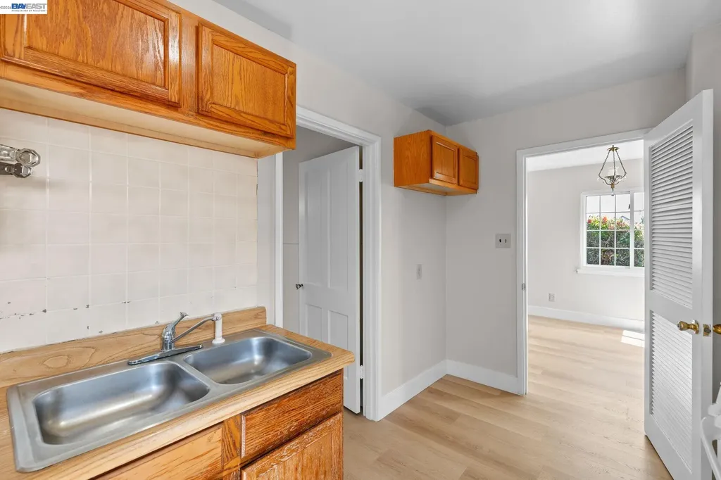 246 Tunis Road Oakland CA 94603