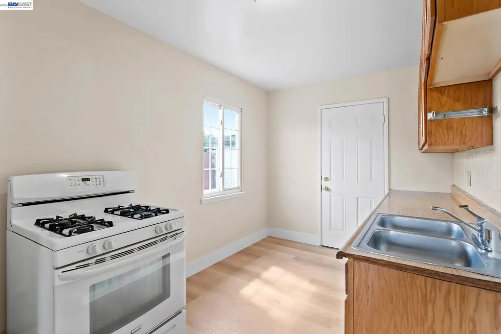 246 Tunis Road Oakland CA 94603