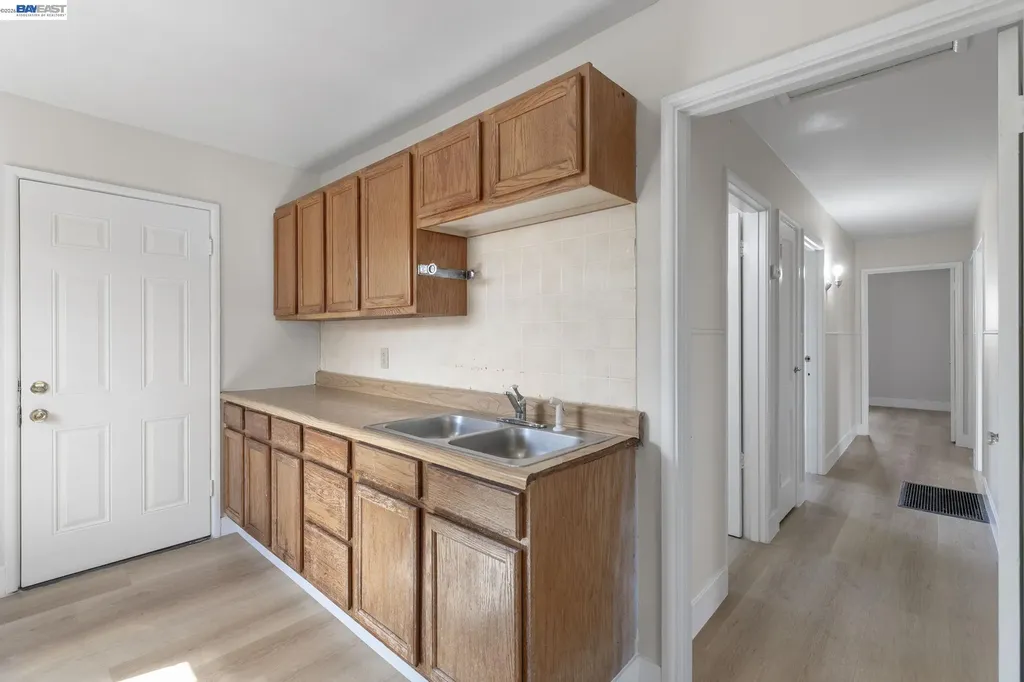 246 Tunis Road Oakland CA 94603
