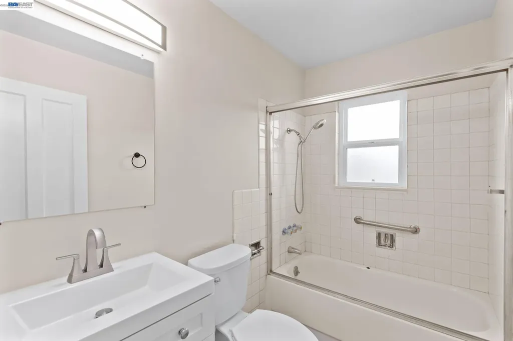 246 Tunis Road Oakland CA 94603