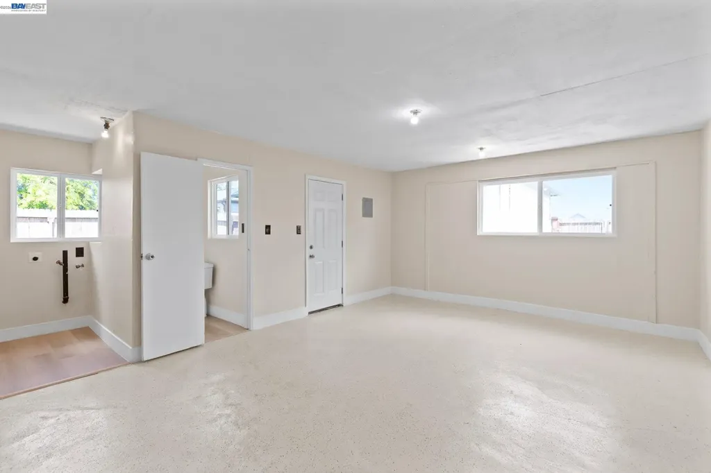 246 Tunis Road Oakland CA 94603