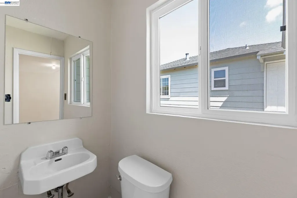 246 Tunis Road Oakland CA 94603