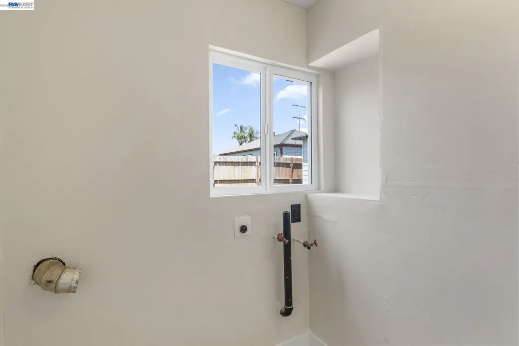 246 Tunis Road Oakland CA 94603