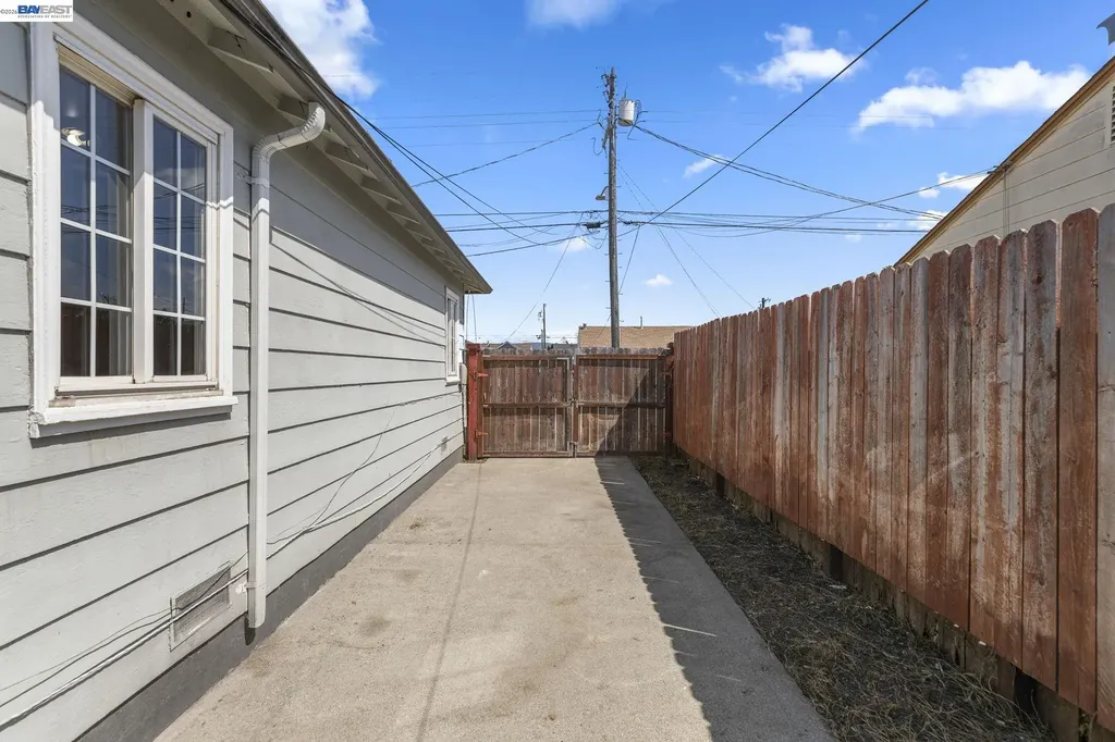 246 Tunis Road Oakland CA 94603