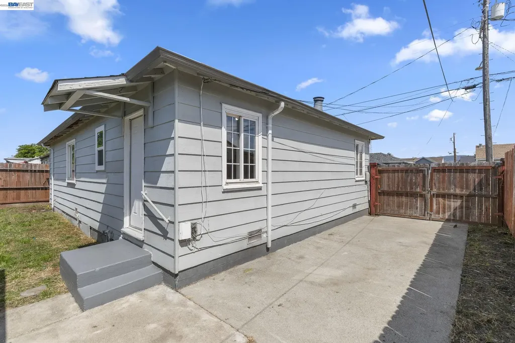 246 Tunis Road Oakland CA 94603