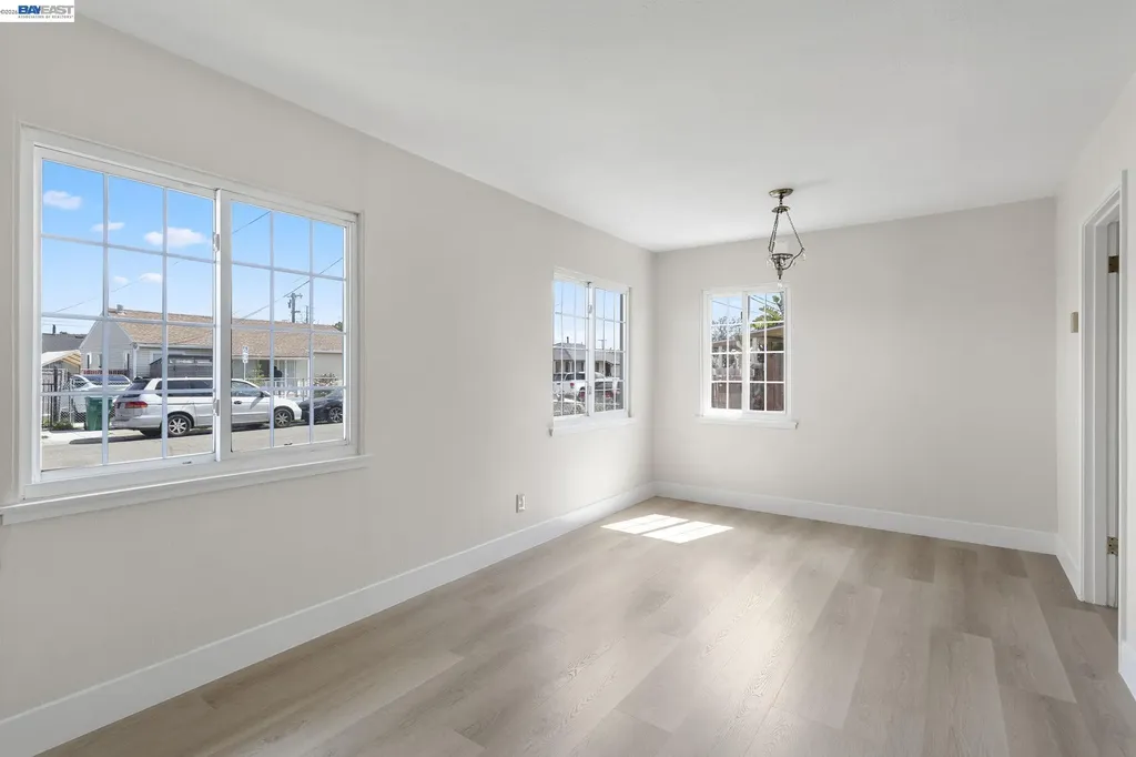 246 Tunis Road Oakland CA 94603