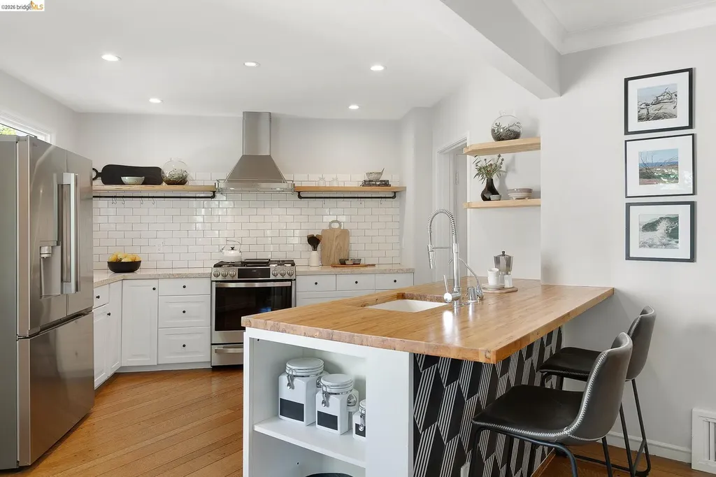 5283 Harbord Drive Oakland CA 94618