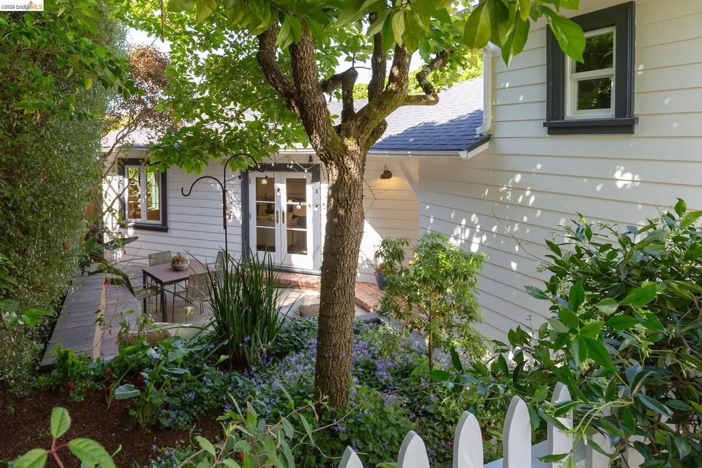 5283 Harbord Drive Oakland CA 94618