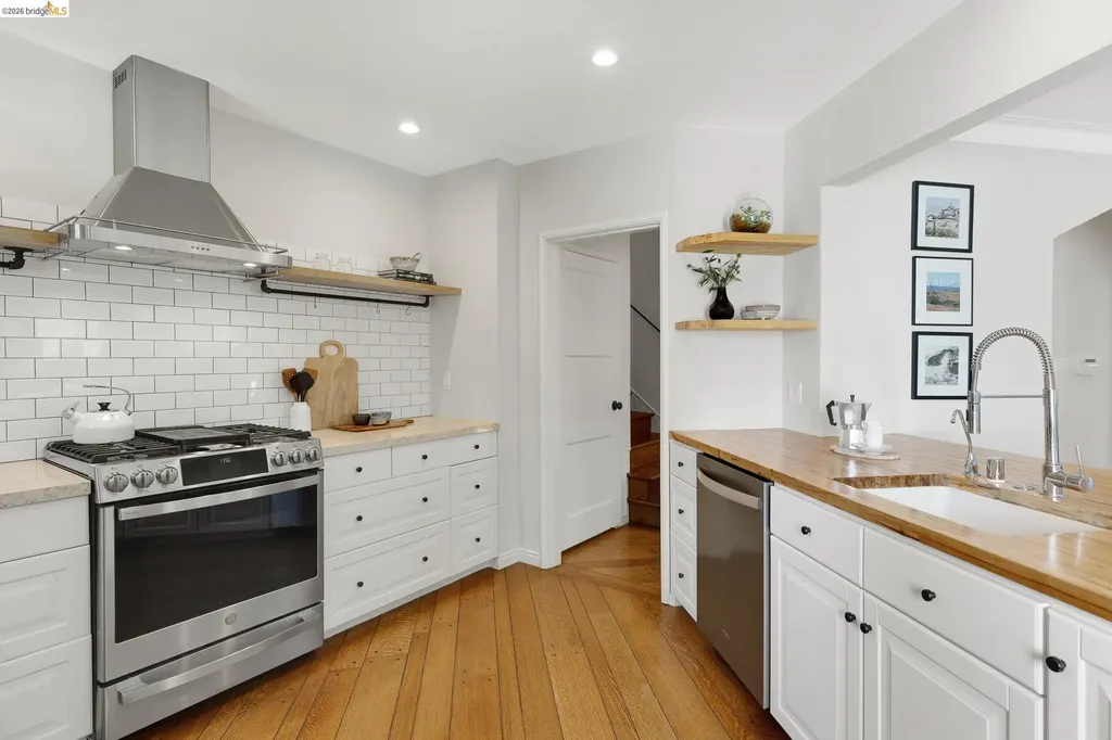5283 Harbord Drive Oakland CA 94618