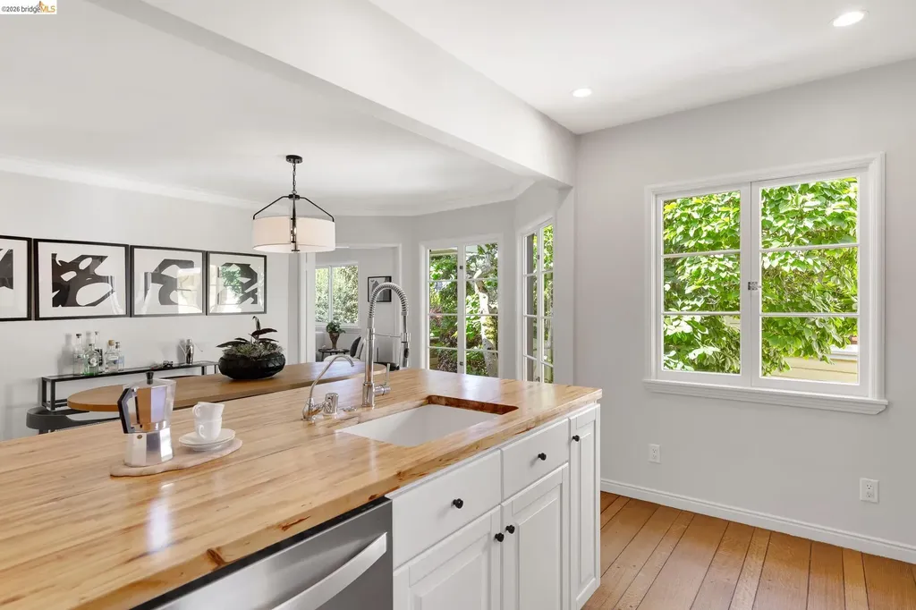 5283 Harbord Drive Oakland CA 94618