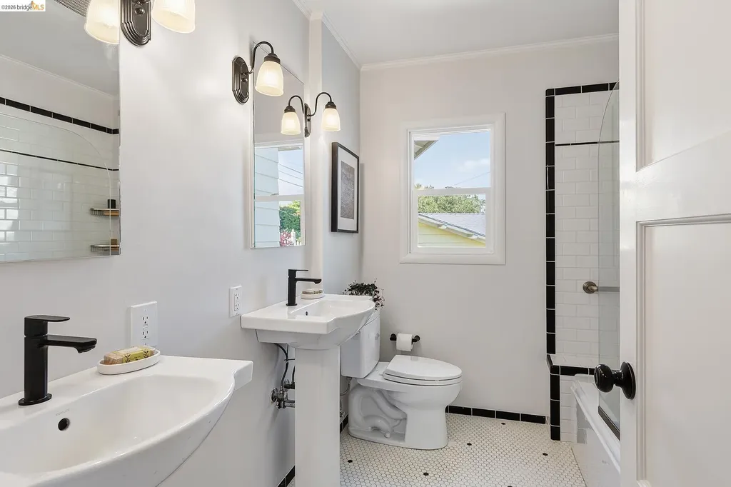 5283 Harbord Drive Oakland CA 94618
