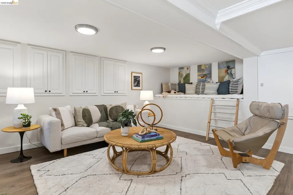5283 Harbord Drive Oakland CA 94618
