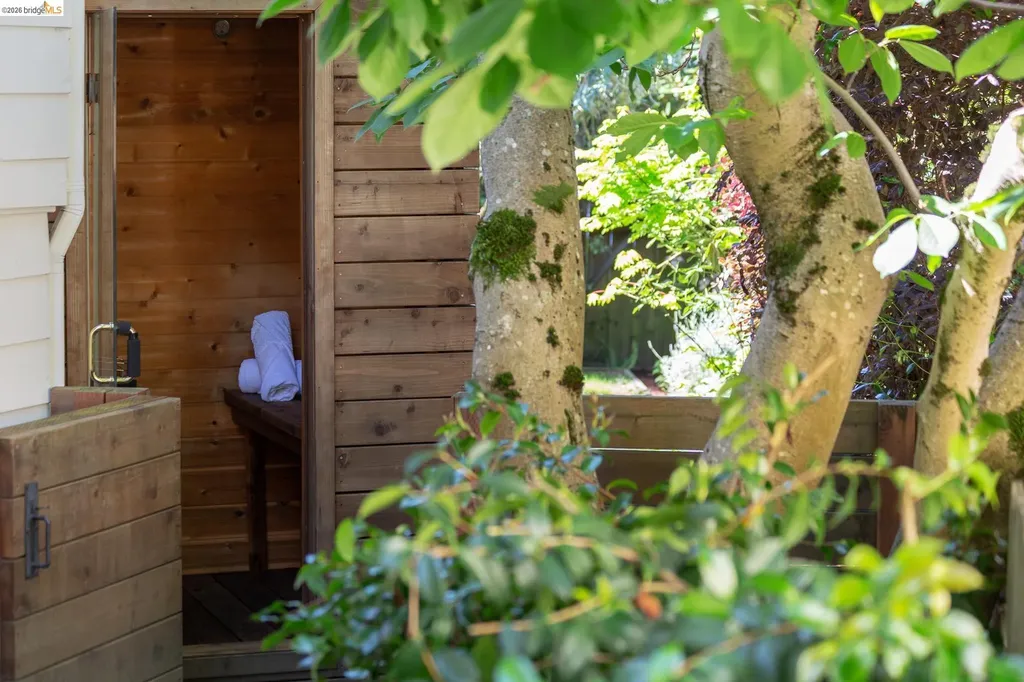 5283 Harbord Drive Oakland CA 94618
