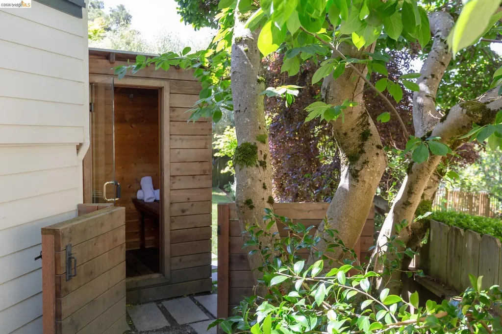 5283 Harbord Drive Oakland CA 94618