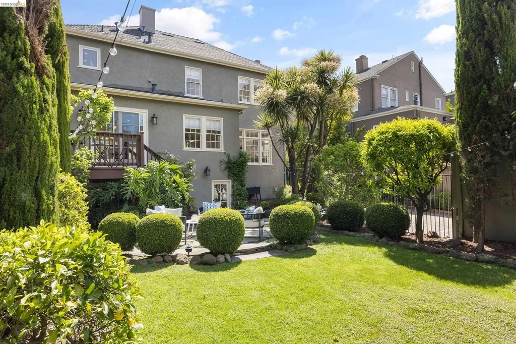 835 Grosvenor Place Oakland CA 94610