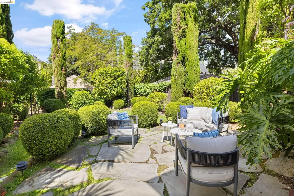 835 Grosvenor Place Oakland CA 94610