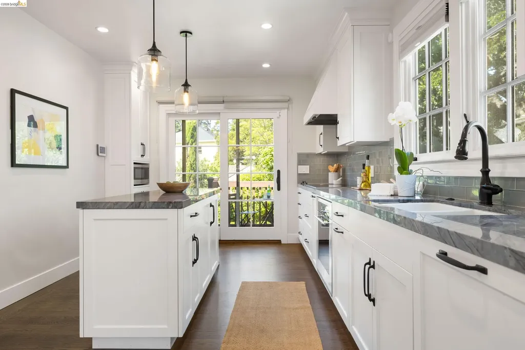 835 Grosvenor Place Oakland CA 94610