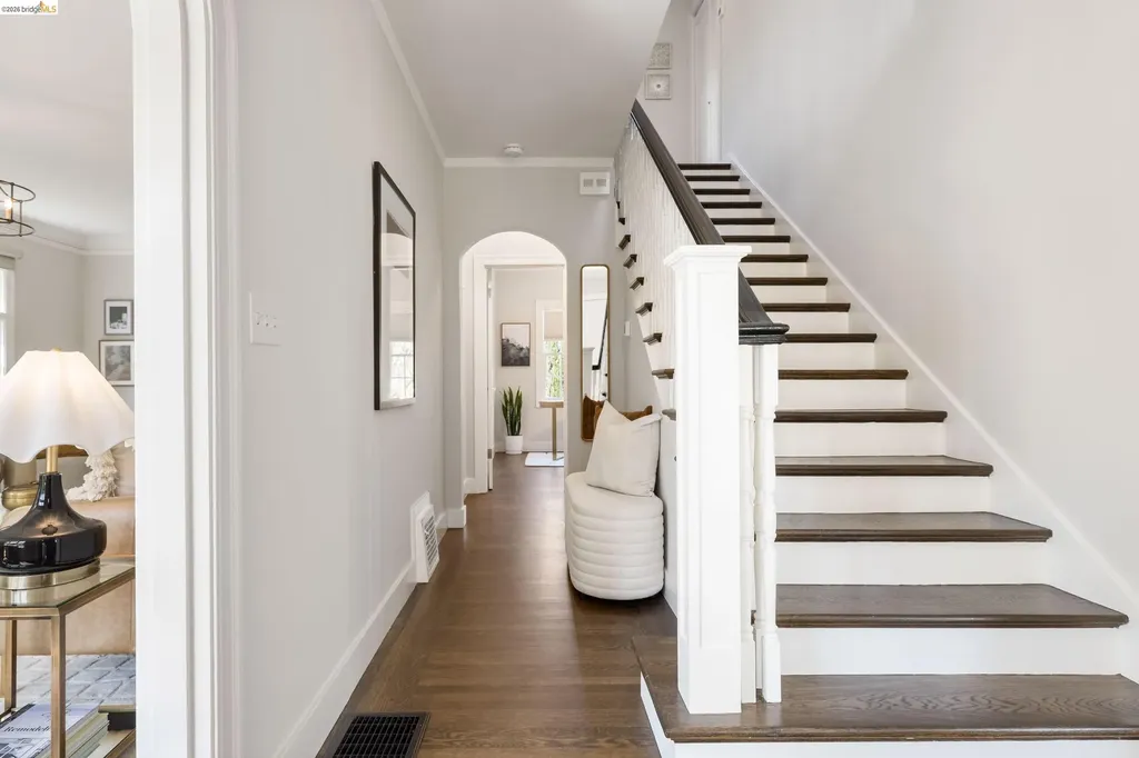 835 Grosvenor Place Oakland CA 94610