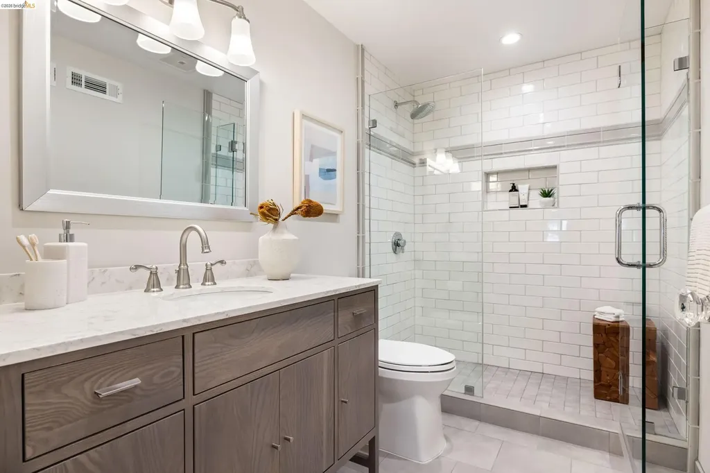 835 Grosvenor Place Oakland CA 94610
