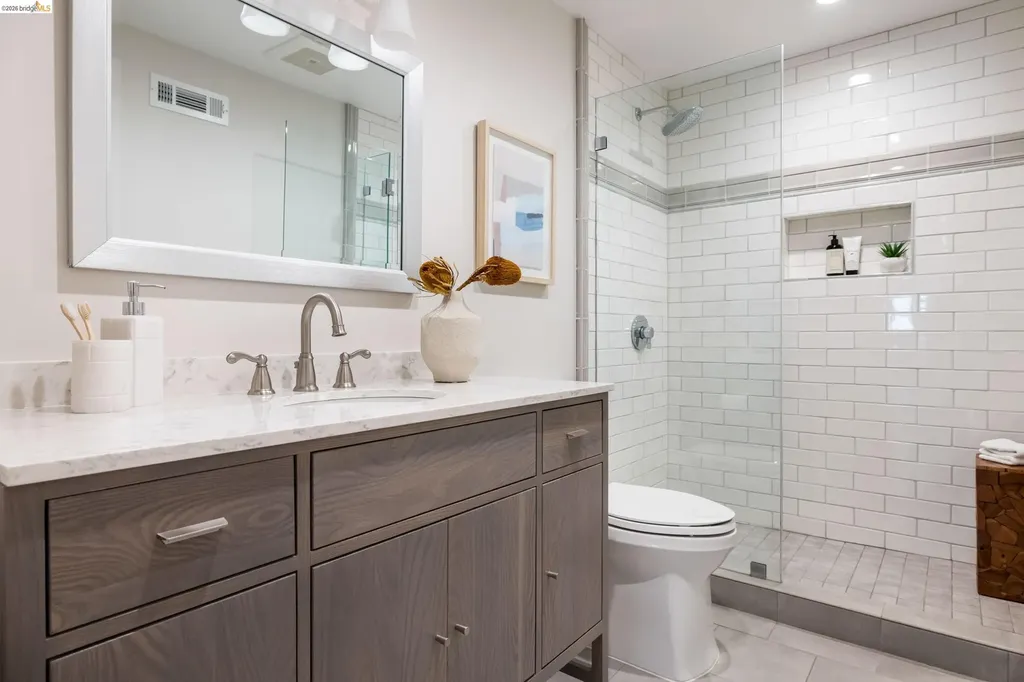 835 Grosvenor Place Oakland CA 94610