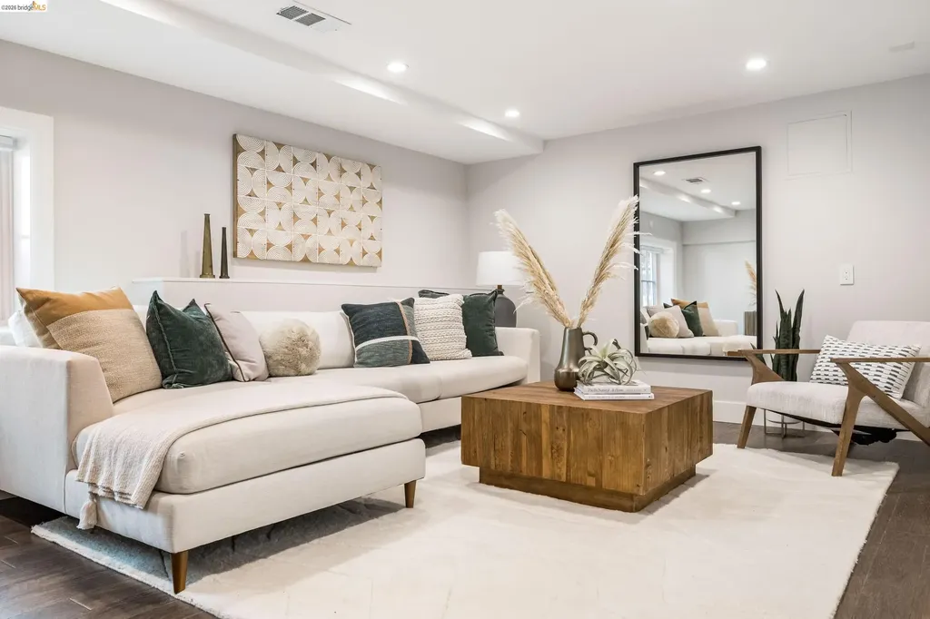 835 Grosvenor Place Oakland CA 94610