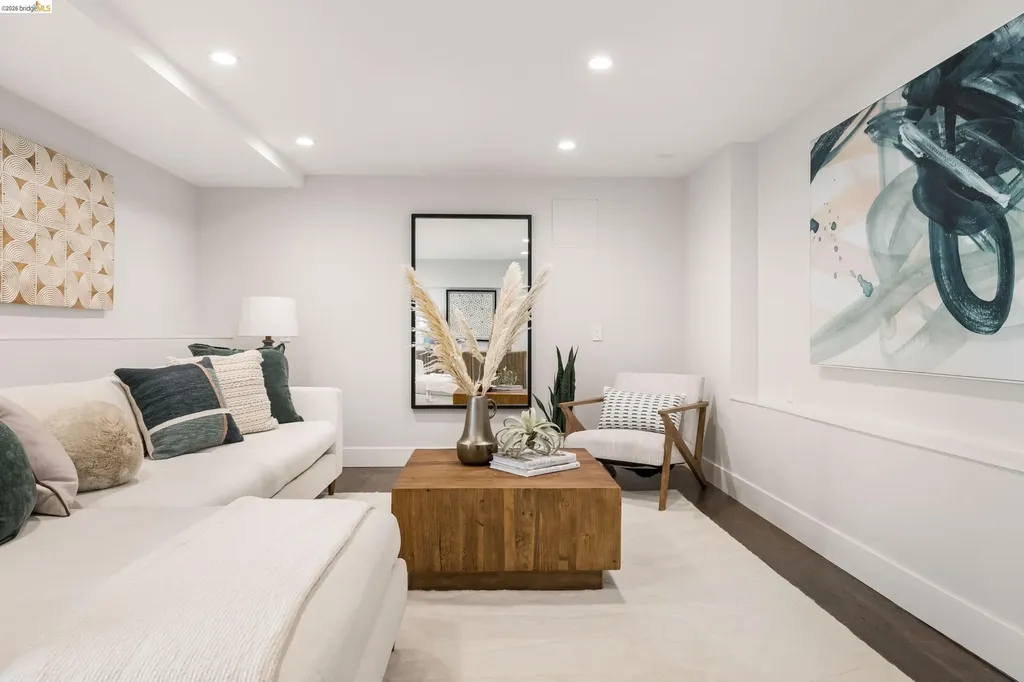 835 Grosvenor Place Oakland CA 94610