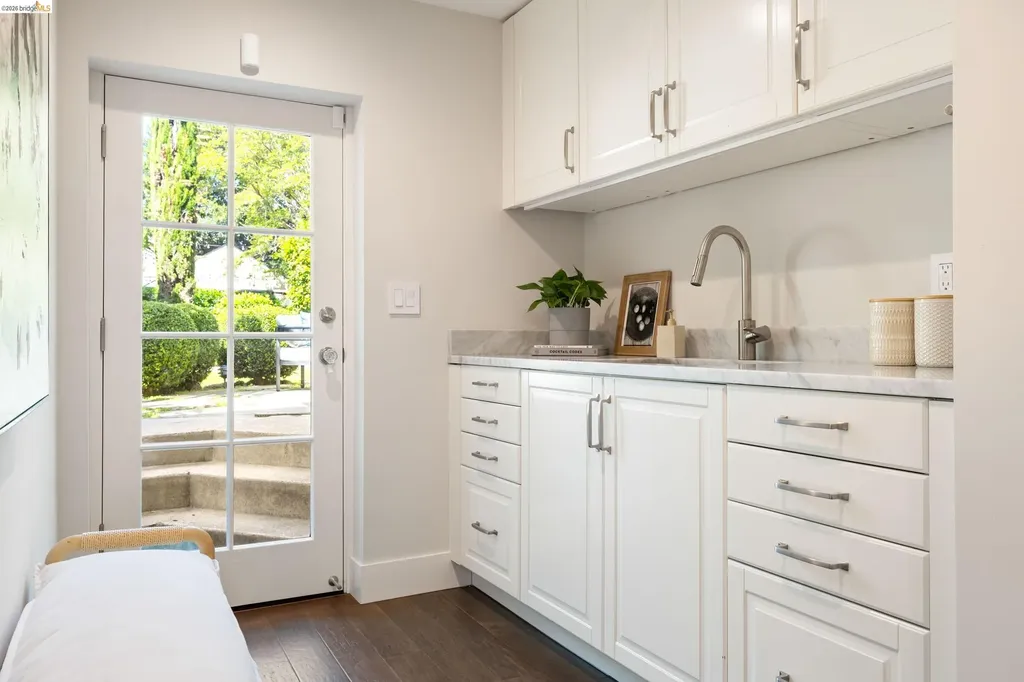 835 Grosvenor Place Oakland CA 94610