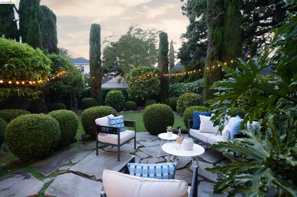 835 Grosvenor Place Oakland CA 94610