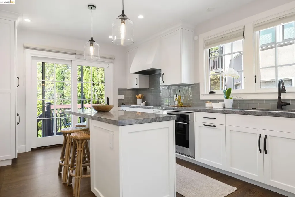 835 Grosvenor Place Oakland CA 94610
