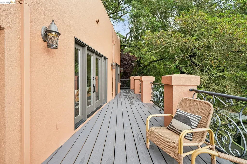 5617 Moraga Oakland CA 94611