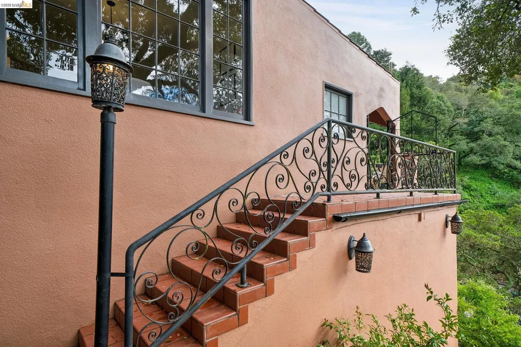 5617 Moraga Oakland CA 94611