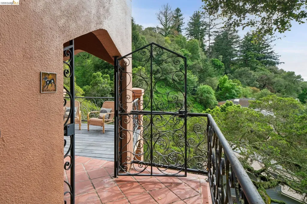 5617 Moraga Oakland CA 94611
