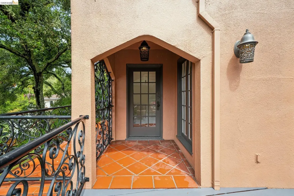 5617 Moraga Oakland CA 94611