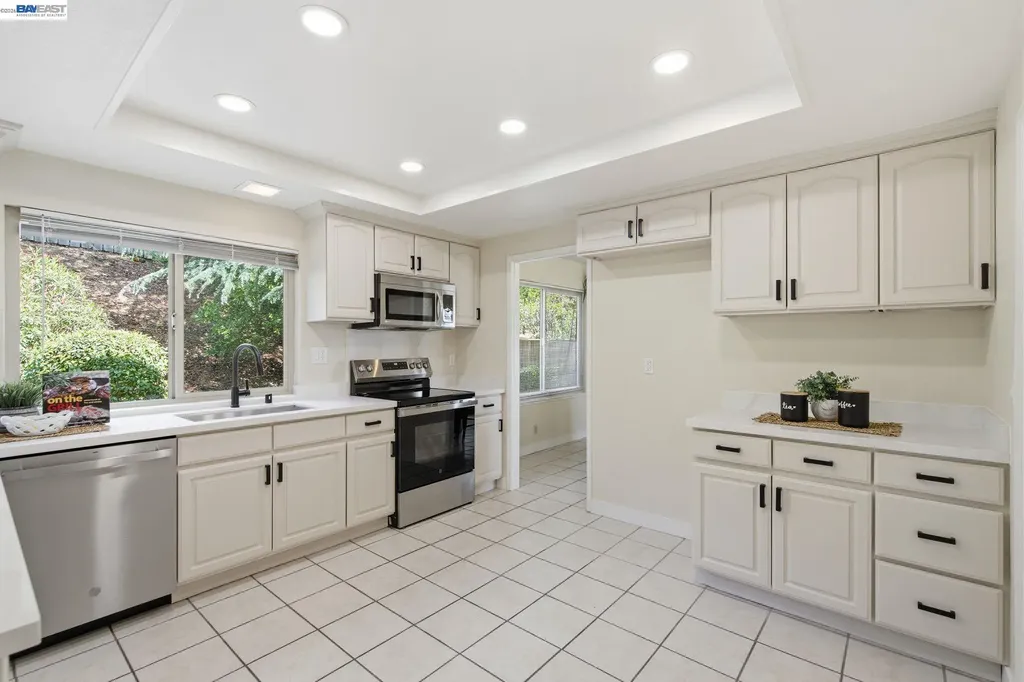 27966 El Portal Drive Hayward CA 94542