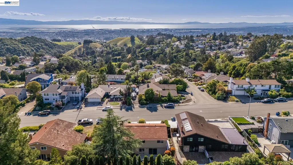 27966 El Portal Drive Hayward CA 94542