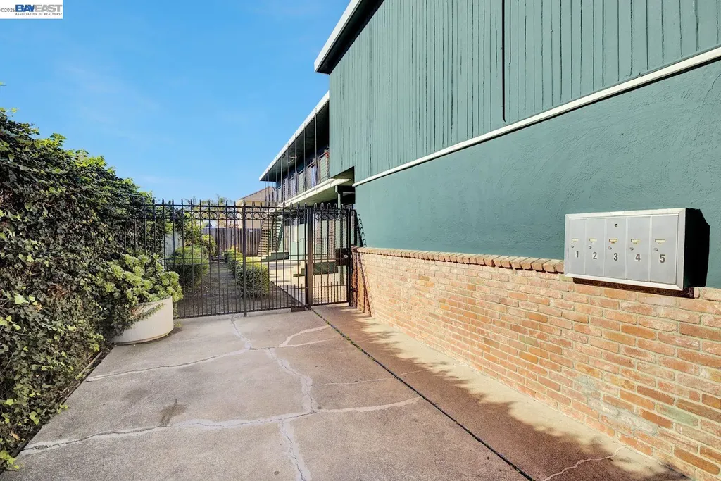 8811 A Street Oakland CA 94621