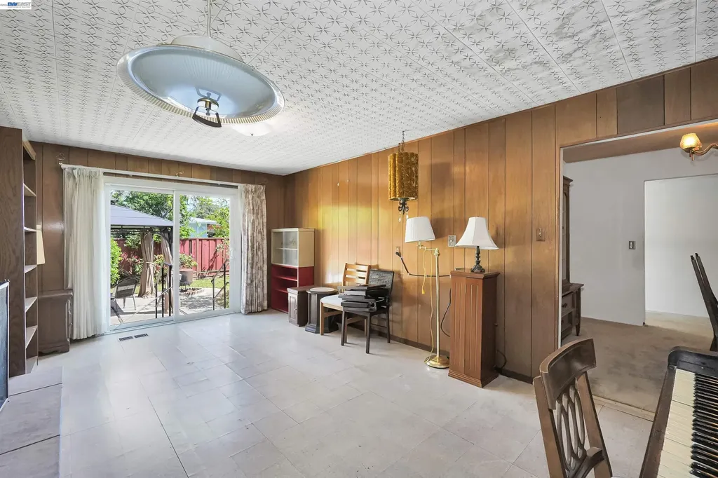 26462 Stanwood Avenue Hayward CA 94544