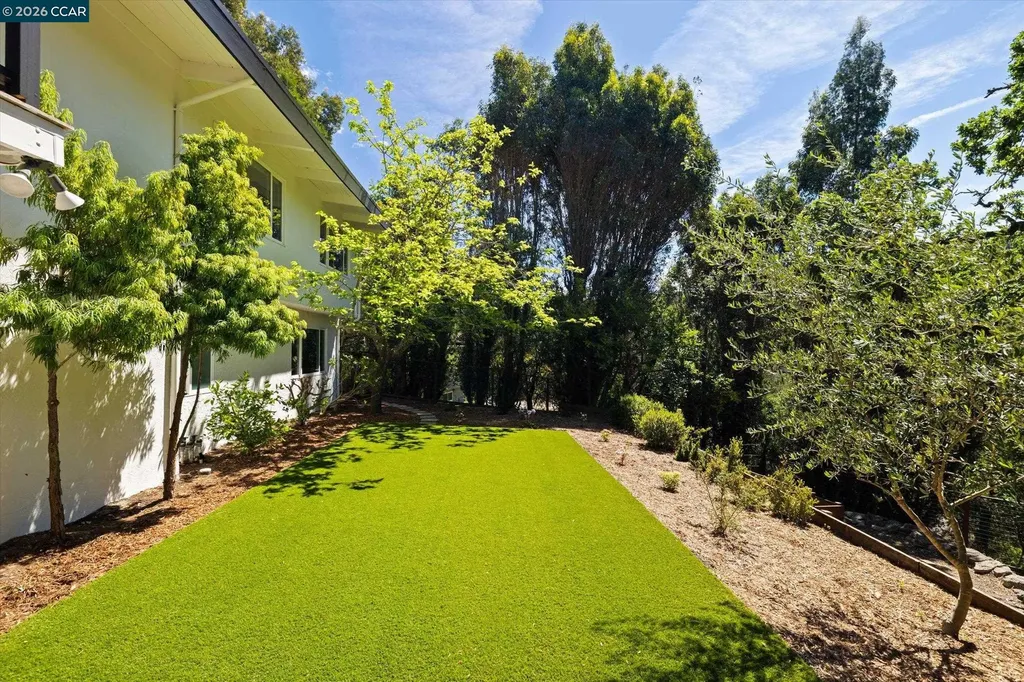 8 Westwood Court Orinda CA 94563