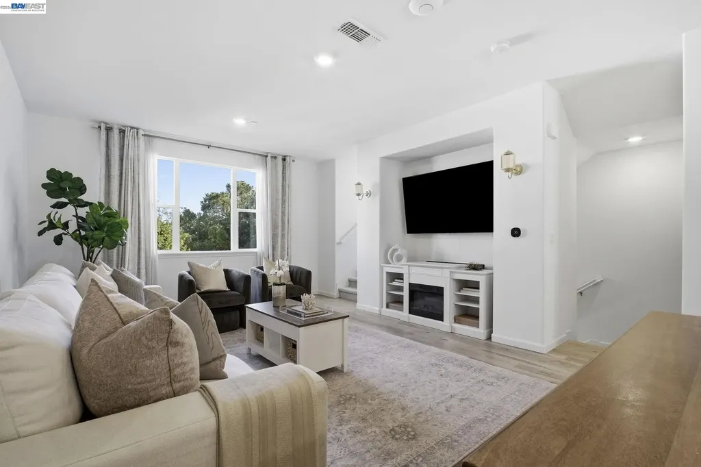 29741 Hansen Hayward CA 94544