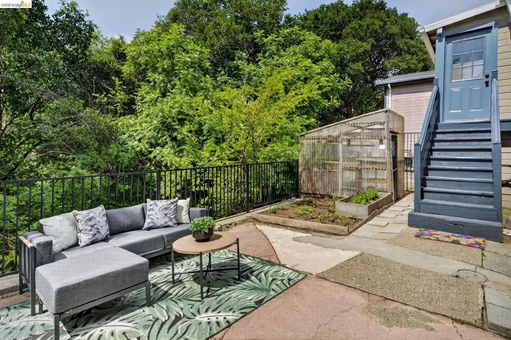 6301 Hillmont Drive Oakland CA 94605