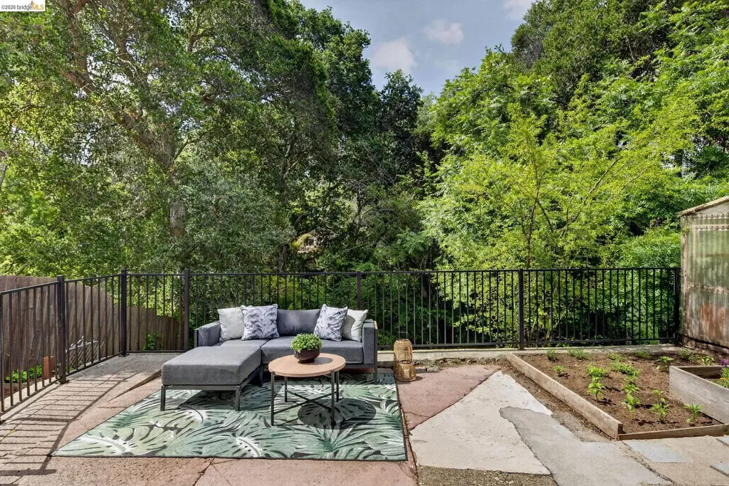 6301 Hillmont Drive Oakland CA 94605