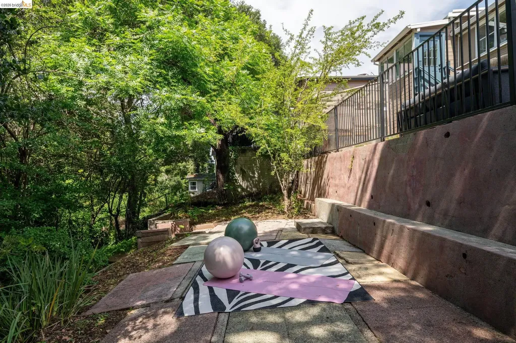 6301 Hillmont Drive Oakland CA 94605
