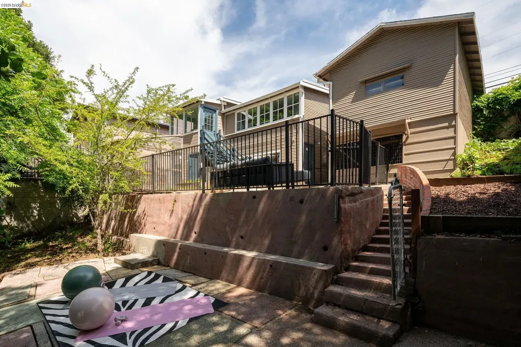 6301 Hillmont Drive Oakland CA 94605