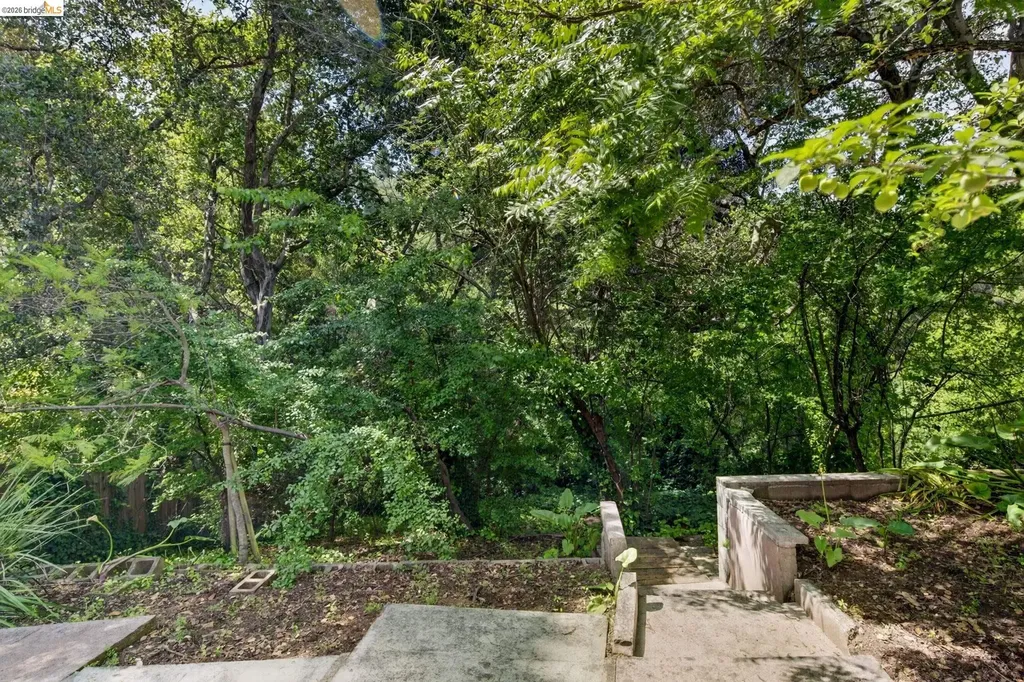 6301 Hillmont Drive Oakland CA 94605