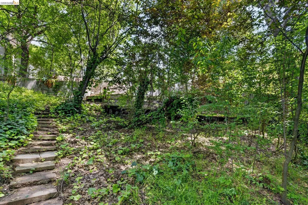 6301 Hillmont Drive Oakland CA 94605
