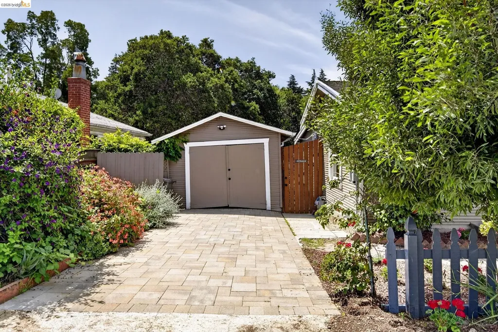 6301 Hillmont Drive Oakland CA 94605