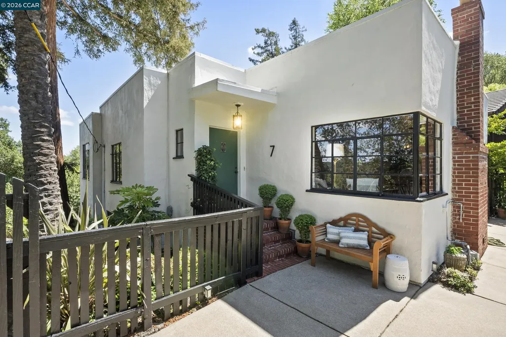 7 Las Mesas Path Orinda CA 94563