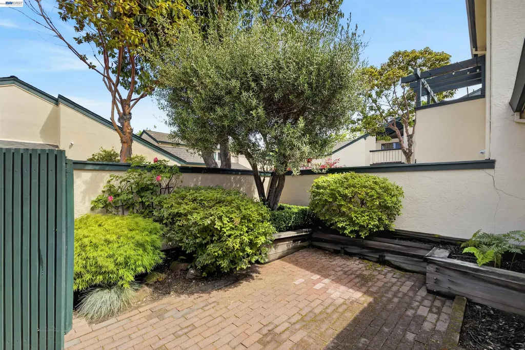 202 Baywood Road Alameda CA 94502