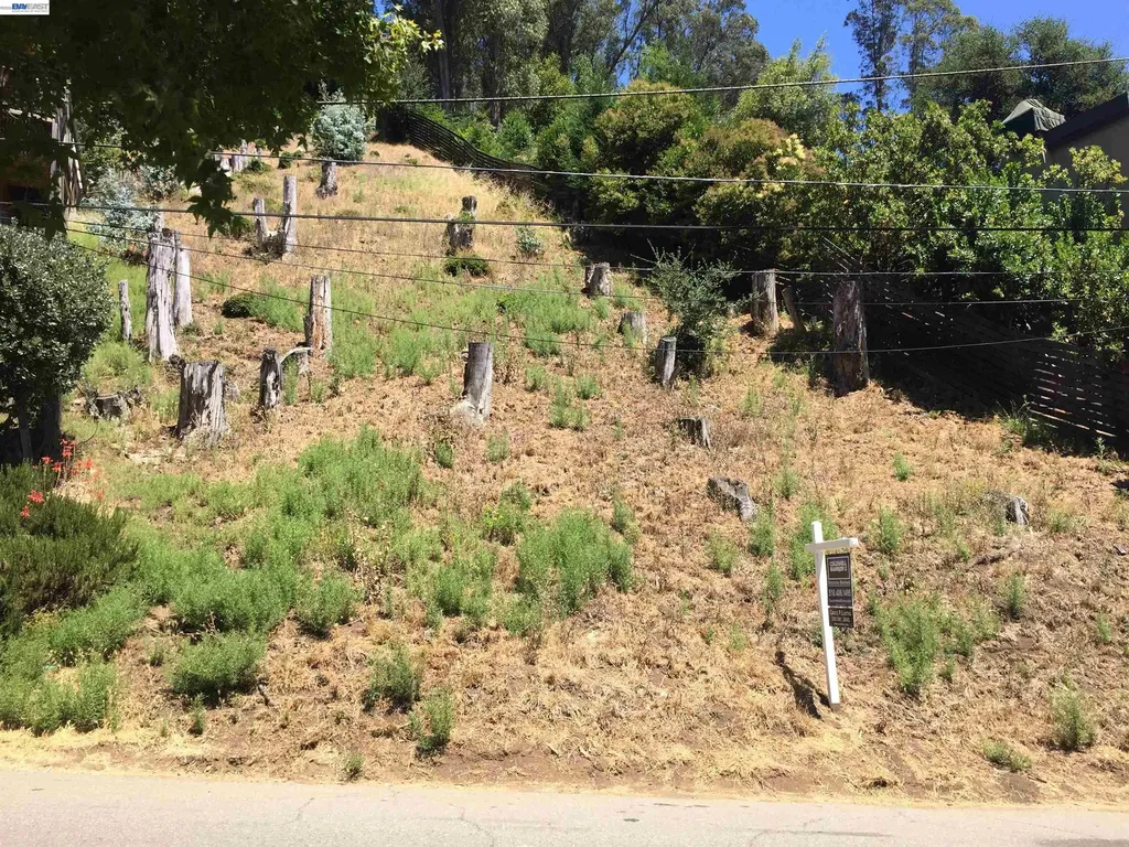 6776 Pinehaven Road Oakland CA 94611